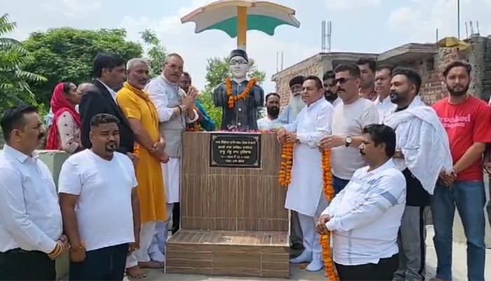 Vijay Sampla paid homage at the statue of Babu Mangu Ram Muggowalia ji